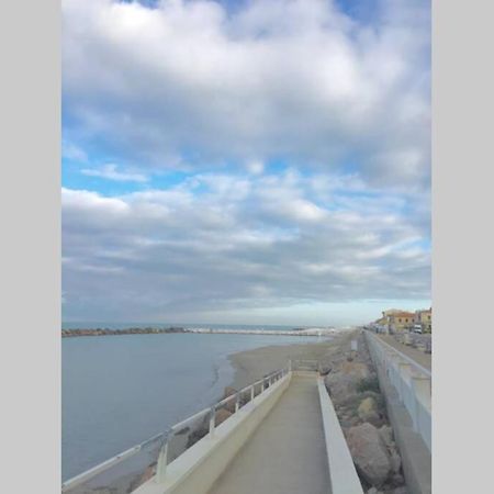 Appartamento bilocale sul mare Marina Di Pisa Esterno foto