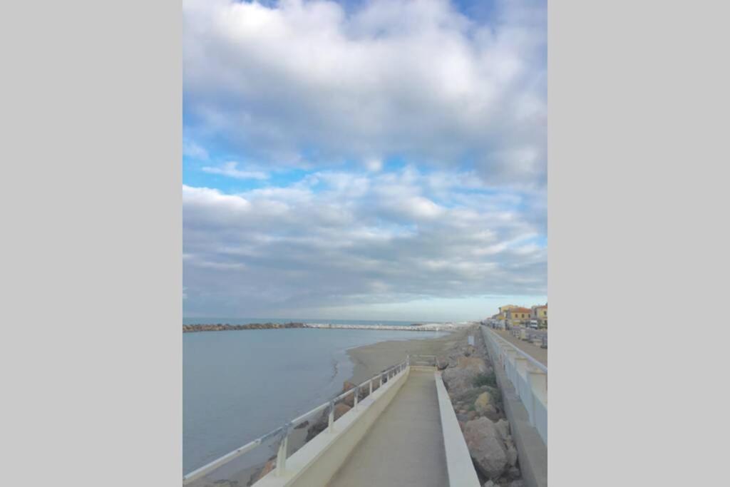 Appartamento bilocale sul mare Marina Di Pisa Esterno foto