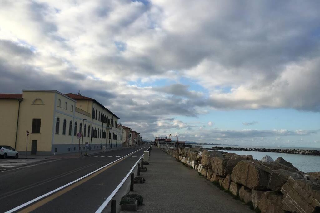 Appartamento bilocale sul mare Marina Di Pisa Esterno foto