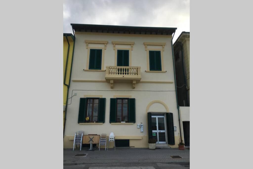 Appartamento bilocale sul mare Marina Di Pisa Esterno foto